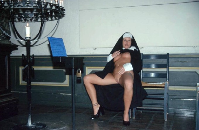 В одной из комнат монастыря монашка открыла вид на бюст и промежность порно фото