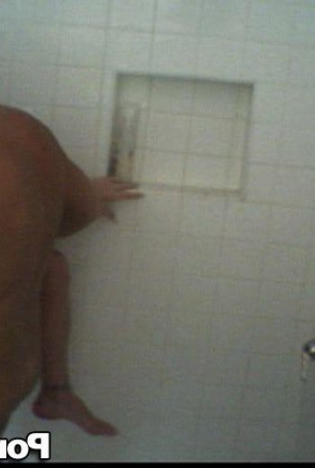 секс брюнетки в ванной. Фото 6