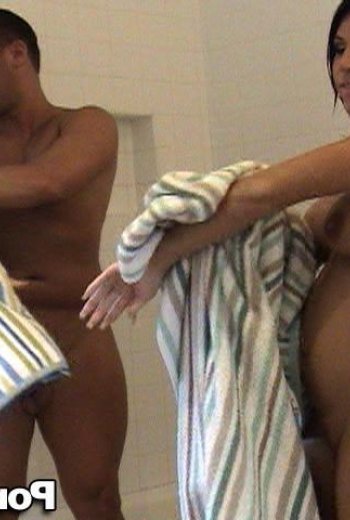 секс брюнетки в ванной